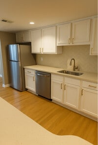 Building Photo - 372 Summerhaven Dr N