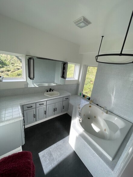 Building Photo - 473 Lincoln Dr