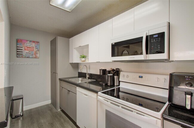 Building Photo - 4610 NW 79th Ave