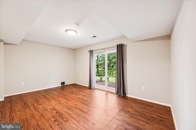 Building Photo - 10004 Dalroy Ct