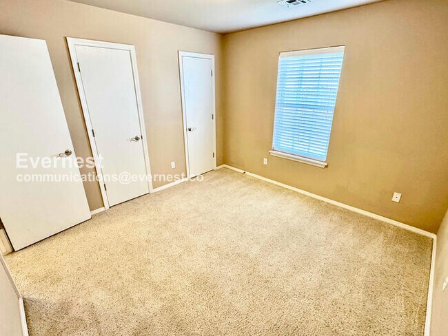 Building Photo - 3 Bed/2 Bath Home with Fenced Yard & Garage / Pet-Friendly / Available Now!