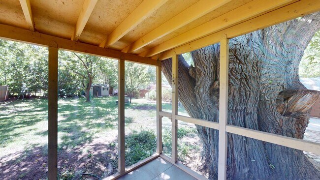 Building Photo - 605 Encino St
