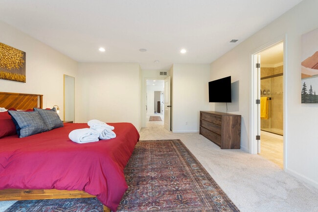 Building Photo - 3740 SE Willamette Ave