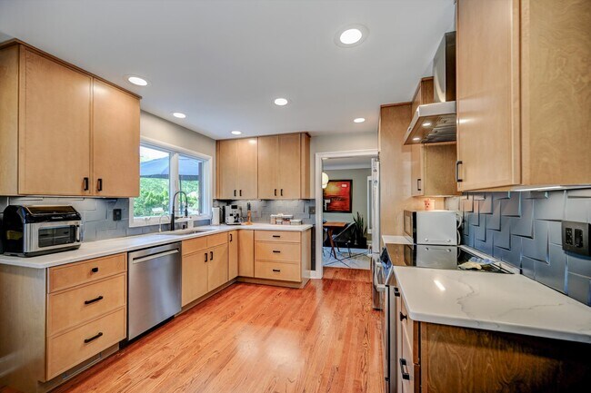 Building Photo - 117 Elm Ln