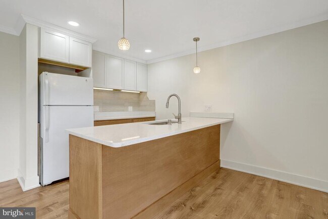 Building Photo - 6120 Beachway Dr