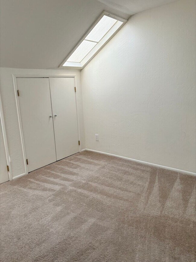 Building Photo - **COZY 2 BEDROOM/1 BATHROOM/GARAGE CONDO I...