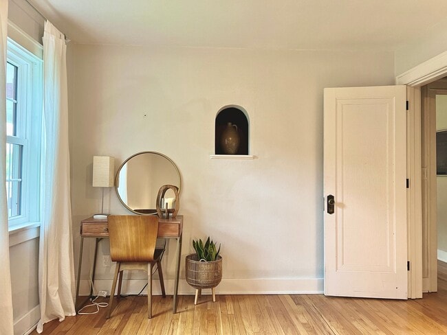 Building Photo - The Ideal TC Downtown Retreat