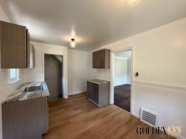 Building Photo - Charming 3 Bed 1 Bath on Detroit’s Eastside!