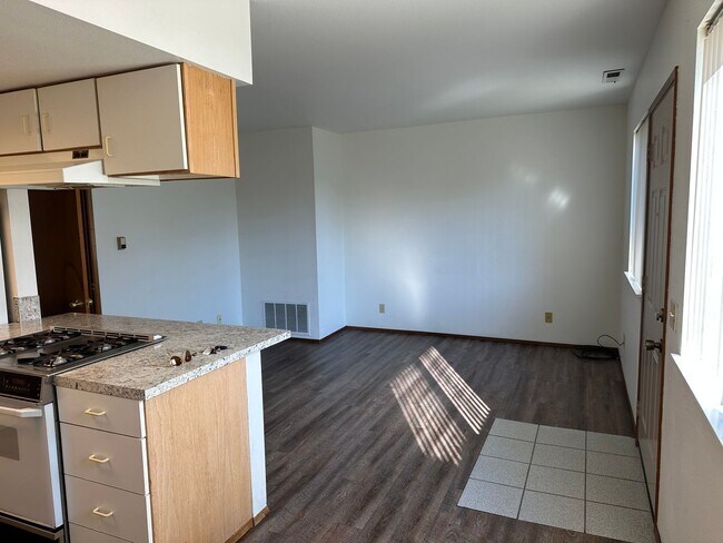 Building Photo - 1 Bedroom, 1 Bathroom Lower Unit in Small Apartment Building Close to BTC
