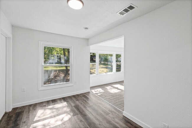 Building Photo - 2515 Yeager St