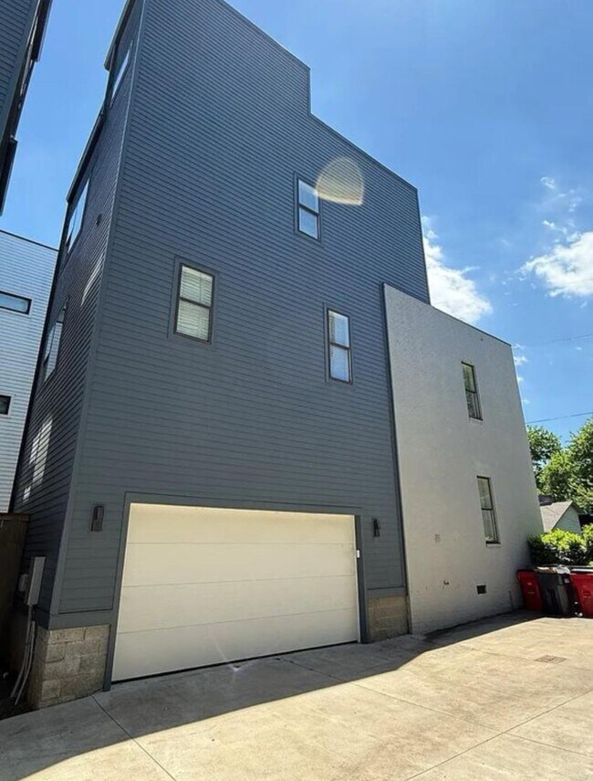 Building Photo - 2718 Delaware Ave