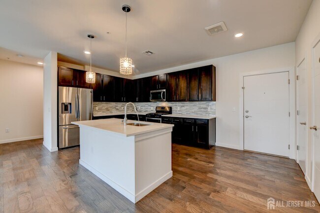 Building Photo - 722 Lorhan Dr