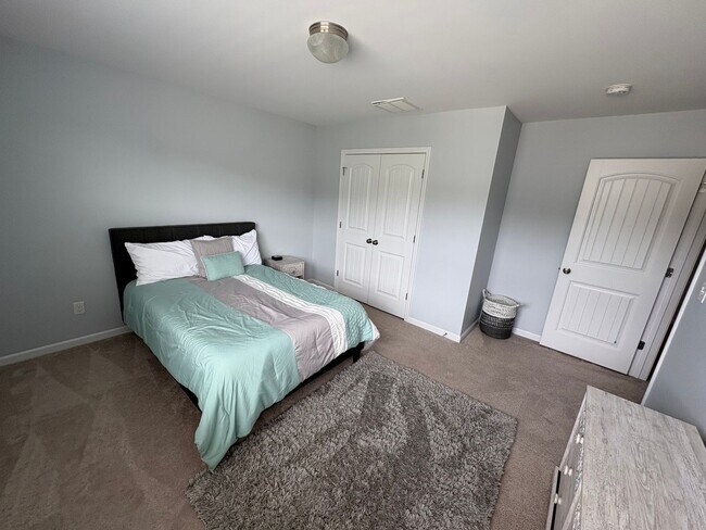 Building Photo - 3bd/2.5ba home with flexible Lease Length