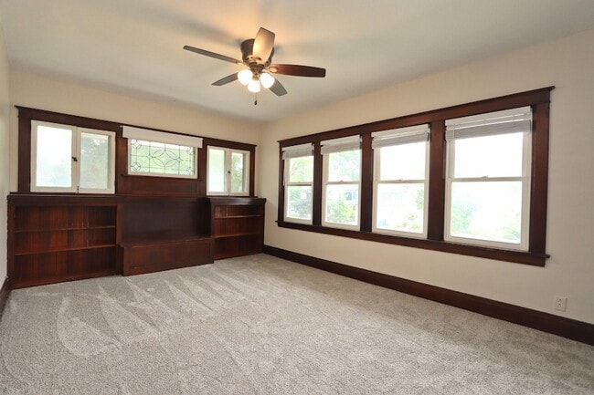 Building Photo - 416 1/2 W Jackson Street Unit