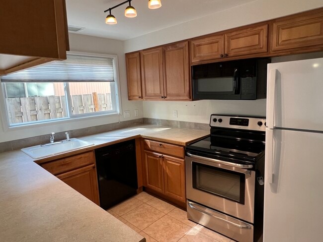 Building Photo - 2778 Robinwood Way