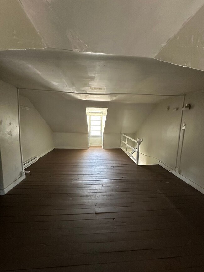 Building Photo - 3bd 1 bath with fenced in yard!