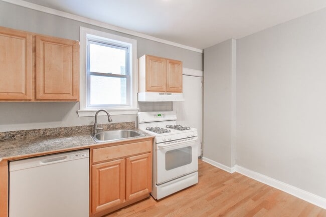 Building Photo - Three Bedroom Home in Graduate Hospital