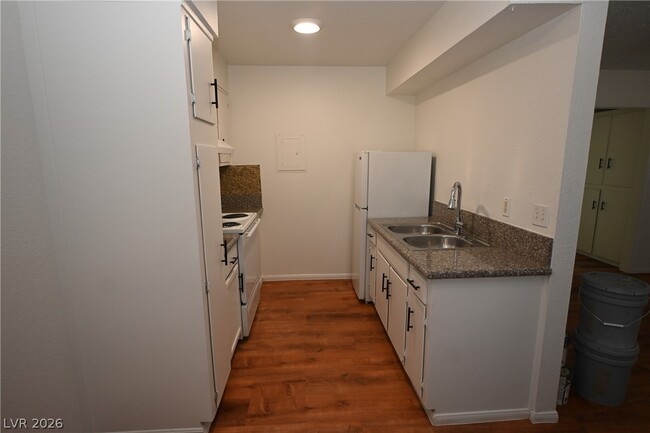 Building Photo - 2608 E Mesquite Ave