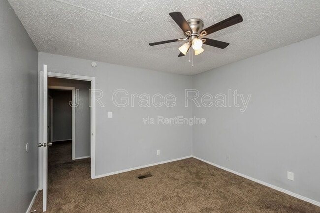 Building Photo - 5933 Shadydell Dr