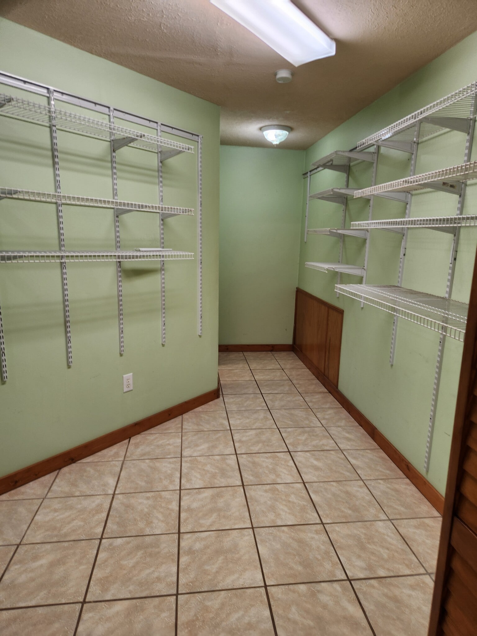 Huge walk thru closet - 5212 Bertsville Rd