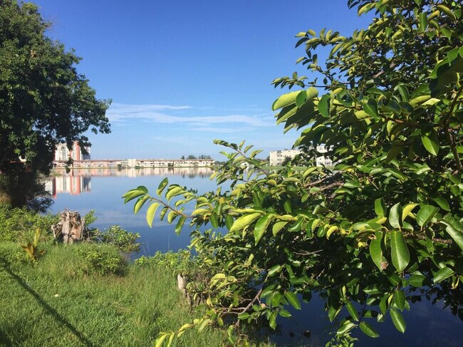 Building Photo - 1715 NE Miami Gardens Dr