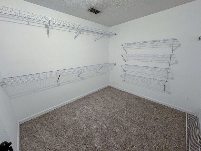Building Photo - 1088 Colony Dr