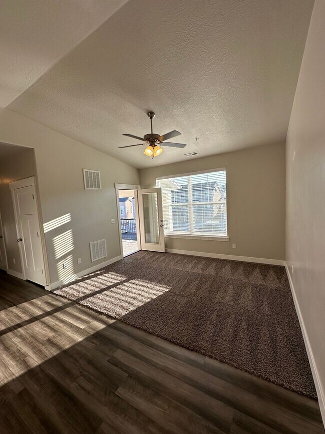 Building Photo - Bright and Modern 3 Bed Condo in Prime Location with Pool & Clubhouse!!