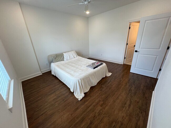 Building Photo - 662 Cottage Grv Cir