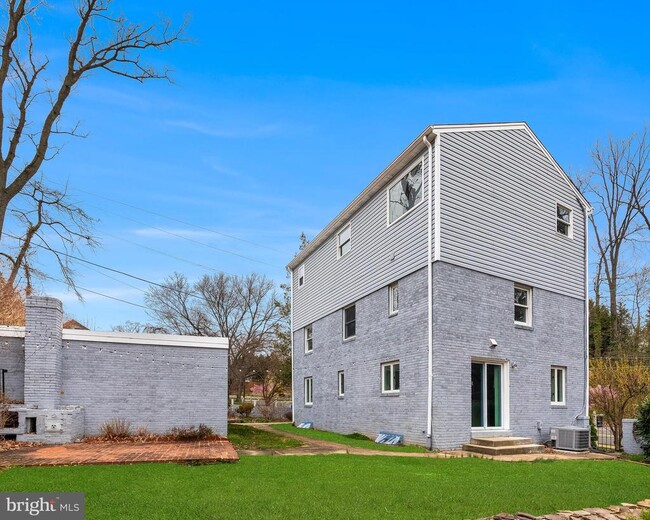 Building Photo - 2400 S Arlington Ridge Rd