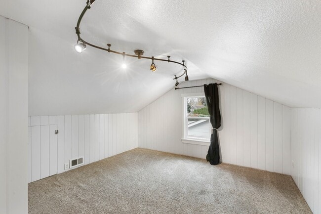 Building Photo - Charming 3BR Home with Private Yard in Puyallup