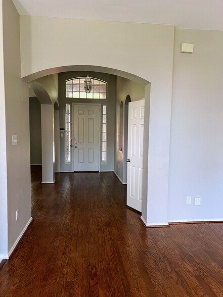 Building Photo - 5820 Chatham Ln