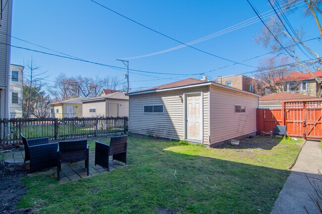 Building Photo - 1252 W Elmdale Ave