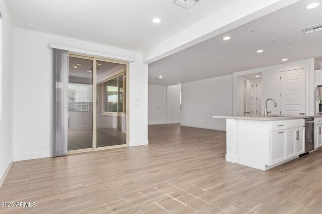 Building Photo - 21424 E Sparrow Dr