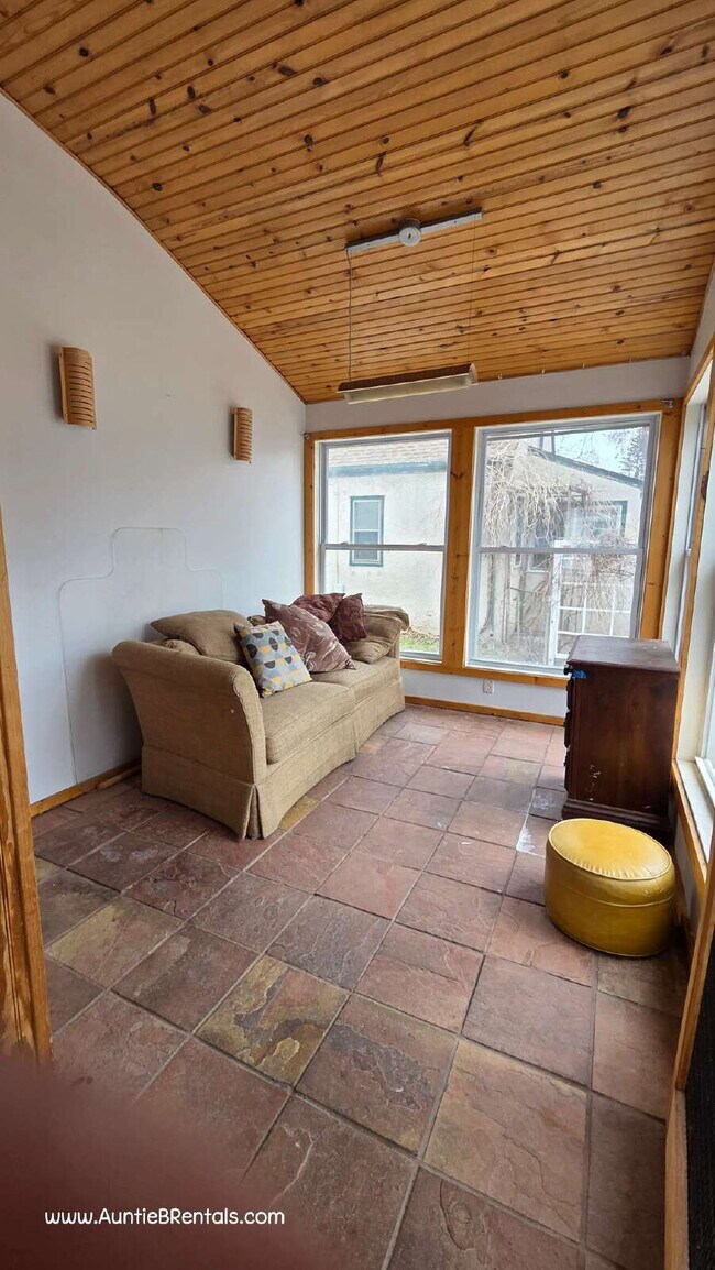 Building Photo - 2 bedroom 1 bath main level with office and porch.