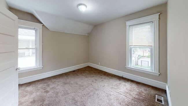 Building Photo - 4-Bedroom House Close to U of M Campus