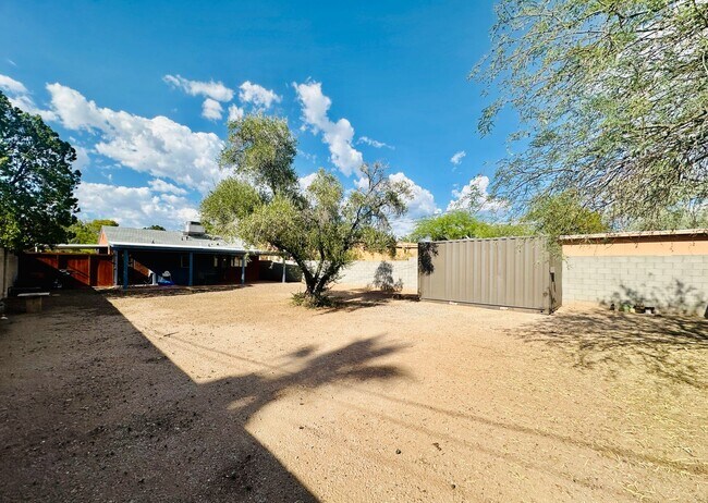 Building Photo - 2 Bedroom House with All Appliances and La...