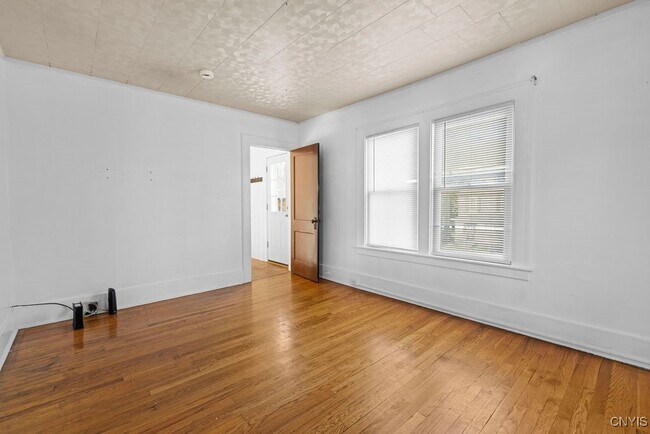 Building Photo - 403 Valley Dr