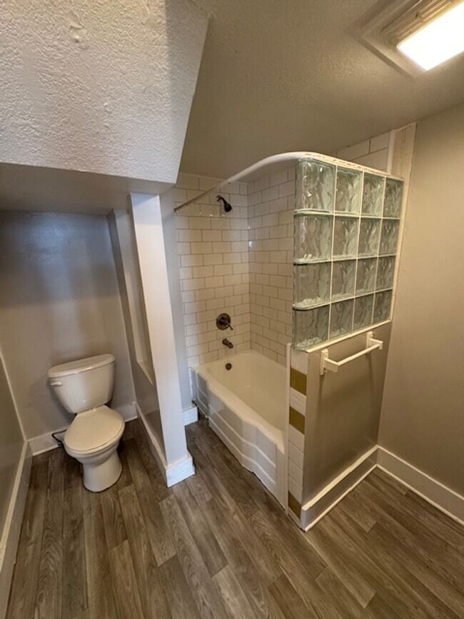 Building Photo - 826 Lake Ave