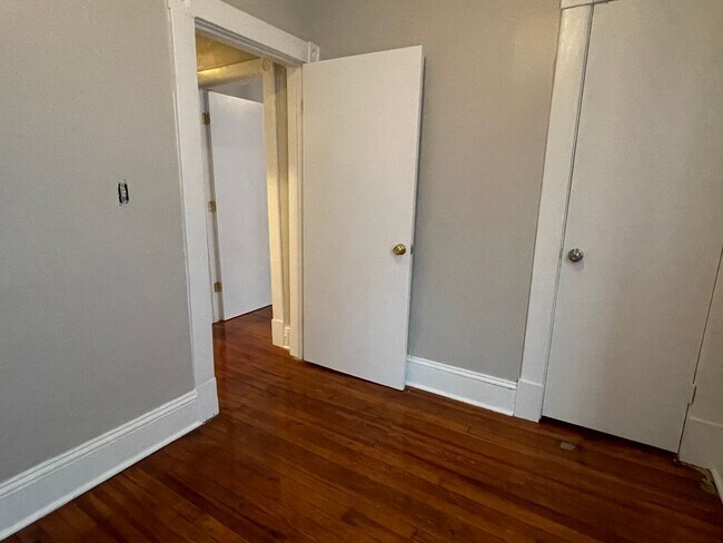 Building Photo - 4 Bedroom Home with Large Yard