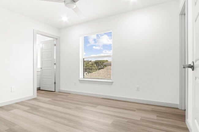 Building Photo - ** MOVE IN SUMMER 6/28/2028 ** 4 Bedroom 4...