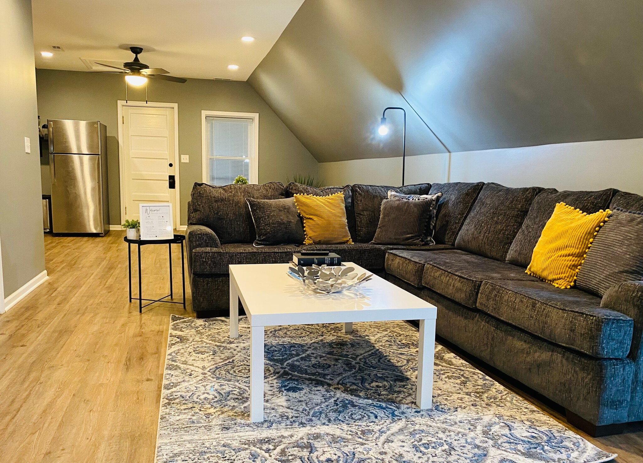 Fully furnished living room - 10422 S Avenue L