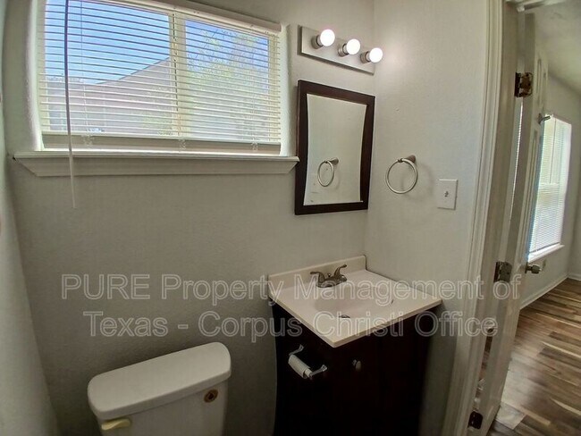 Building Photo - 901 Furman Ave