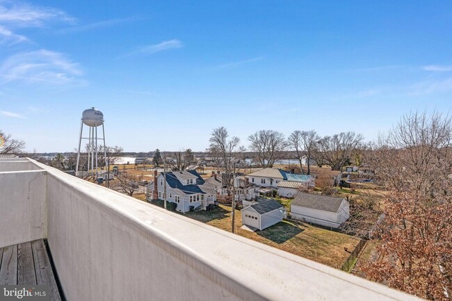 Building Photo - 308 Douglas Ave