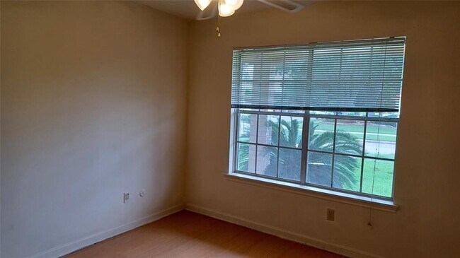 Building Photo - 9115 Sharpview Dr