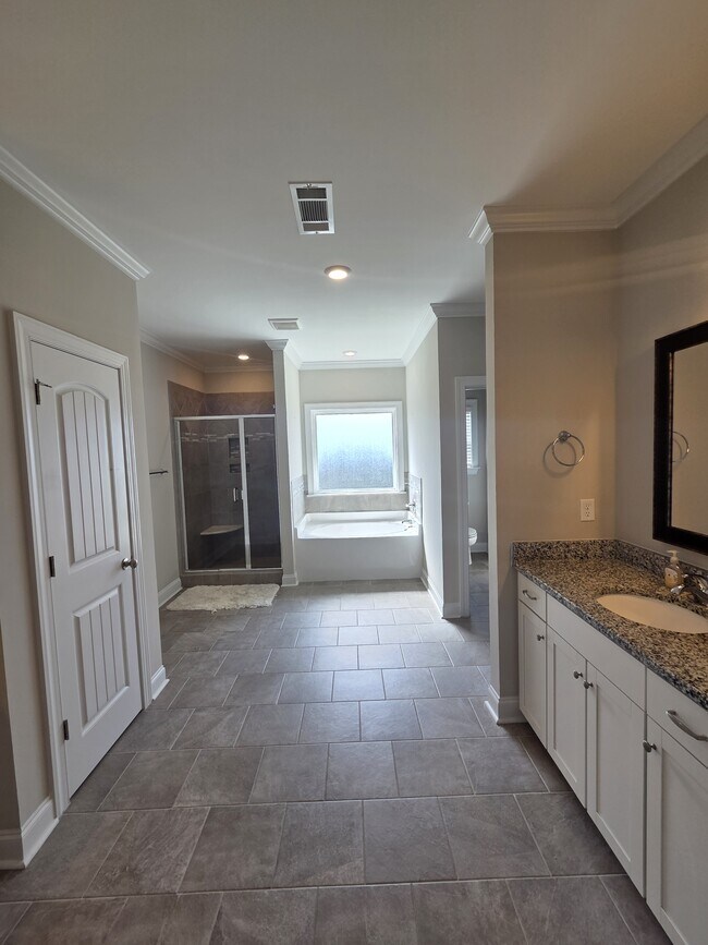 Building Photo - 2105 Thornbury Cove