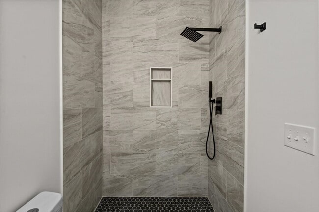 Building Photo - 1318 House St