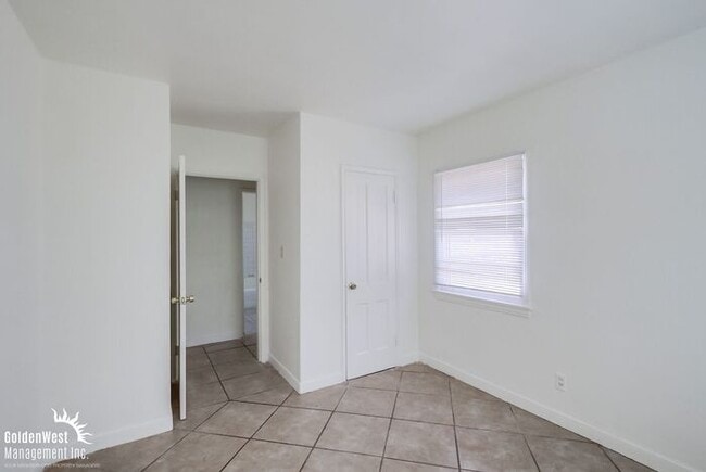 Building Photo - Charming 1Bdm 1Ba Apartment in the Heart o...