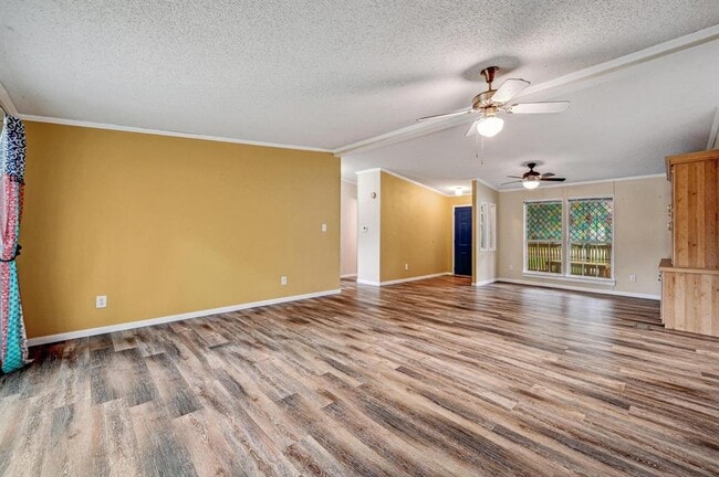 Building Photo - 241 Glenwood Dr