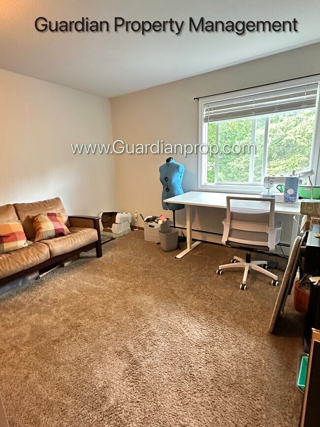 Building Photo - Top Floor w/Balcony, Excellent Condition, ...