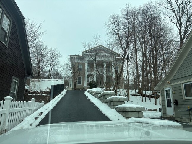 Building Photo - Centrally located 1 bedroom unit, flexible rental terms, partially furnished